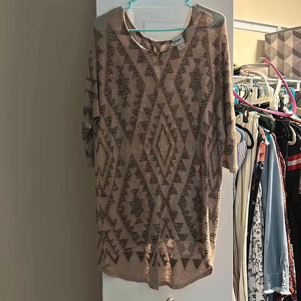 Long short sleeve sweater, with design and partially open back.
